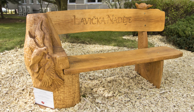 Hradecká nemocnice má Lavičku naděje. Jde o podporu onkologických pacientů