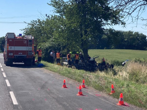V Jičíně dnes při dopravní nehodě dvou osobních aut zemřel člověk