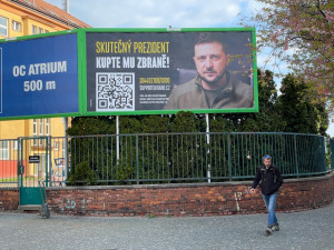 Billboard vyzývající k nákupu zbraní pro Ukrajinu, zadavatelé hledají novou plochu