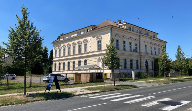 Ve Stěžerách vznikne hospic. Oblastní charita získala od kraje potřebný pozemek