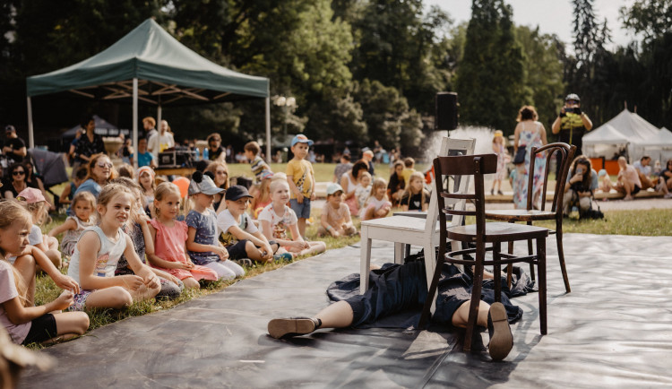 Divadelňák, věda, veteráni i ochutnávky guláše. Kam o víkendu v hradeckém kraji vyrazit?