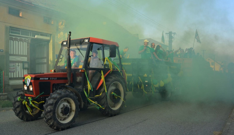 VIDEO: Dýmovnice a traktor. Třebětice stylově oslavily postup do 1. A třídy