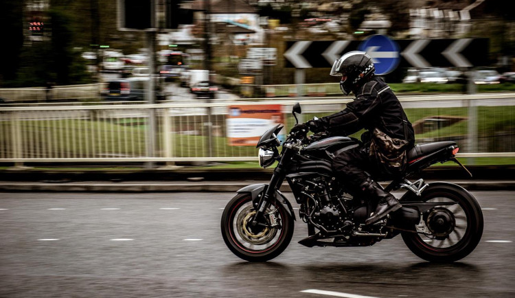 Motorkář jel před policisty v protisměru. Má platný zákaz řízení