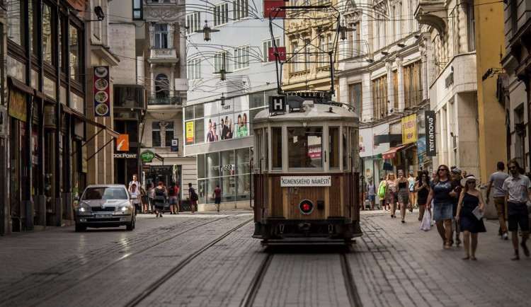 Brněnští šalináři dostanou lavičku pro odpočinek. Posedí si na náměstí Svobody