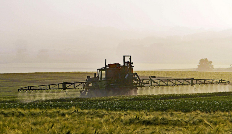 Do vývoje pesticidů už firmy nedávají peníze, konkurují jim geneticky modifikované organismy, říká expert