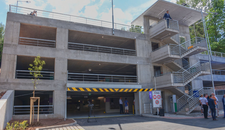 Nově postavený parkovací dům v areálu náchodské nemocnice začne sloužit začátkem prázdnin