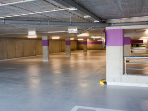 Nově postavený parkovací dům v areálu náchodské nemocnice začne sloužit začátkem prázdnin