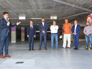 Nově postavený parkovací dům v areálu náchodské nemocnice začne sloužit začátkem prázdnin