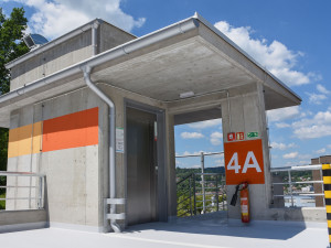 Nově postavený parkovací dům v areálu náchodské nemocnice začne sloužit začátkem prázdnin