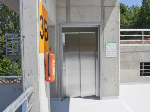 Nově postavený parkovací dům v areálu náchodské nemocnice začne sloužit začátkem prázdnin