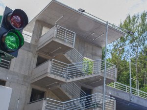 Nově postavený parkovací dům v areálu náchodské nemocnice začne sloužit začátkem prázdnin