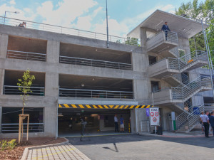 Nově postavený parkovací dům v areálu náchodské nemocnice začne sloužit začátkem prázdnin