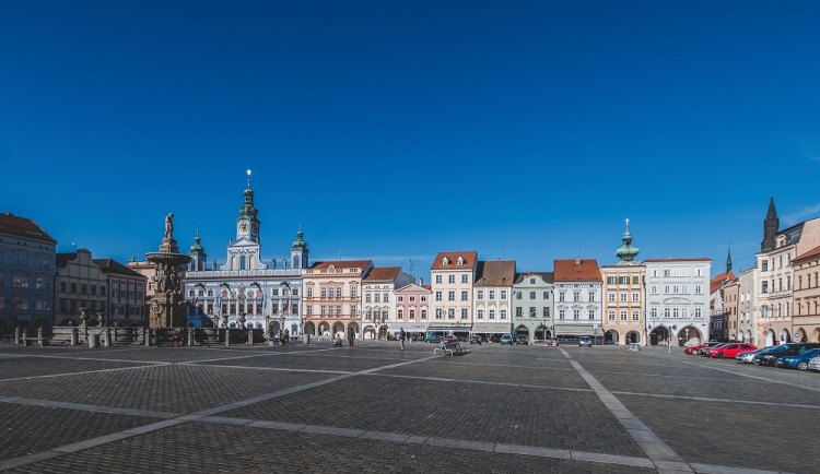 Změny v centru Budějc budou mít zpoždění. Severní strana náměstí zůstane průjezdná