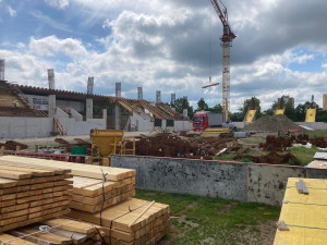 Podívejte se na rozestavěný hradecký stadion. V těchto dnech začala repase lízátek