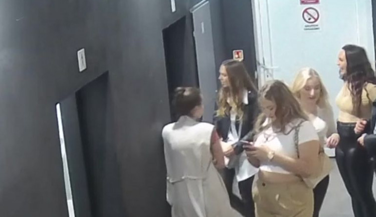 V hradeckém klubu se popraly mladé dívky. Jedna z nich skončila ve fakultní nemocnici