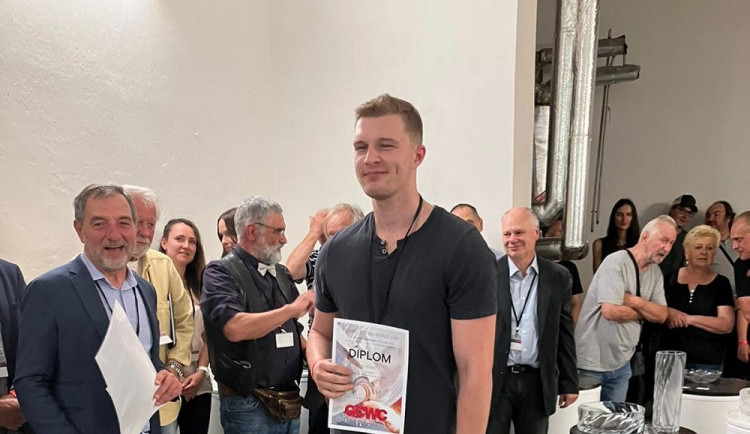 Jihočeský sklář vyhrál mistrovství. Vyrobil vázu připomínající pletenec svalů