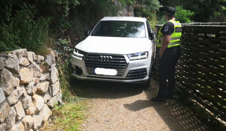 Řidič vjel na stezku pro cyklisty a chodce, kde se zasekl