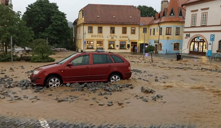 Jihočeští hasiči odčerpávají vodu z domů a odklízí stromy. Vznikly škody za miliony korun