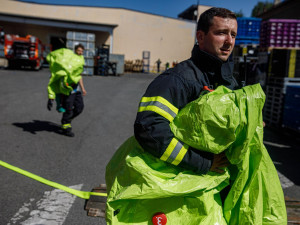 FOTO: V rámci cvičení hasiči likvidovali 400 litrů nebezpečné kapaliny