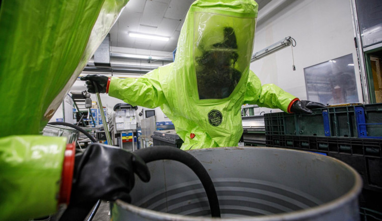 FOTO: V rámci cvičení hasiči likvidovali 400 litrů nebezpečné kapaliny