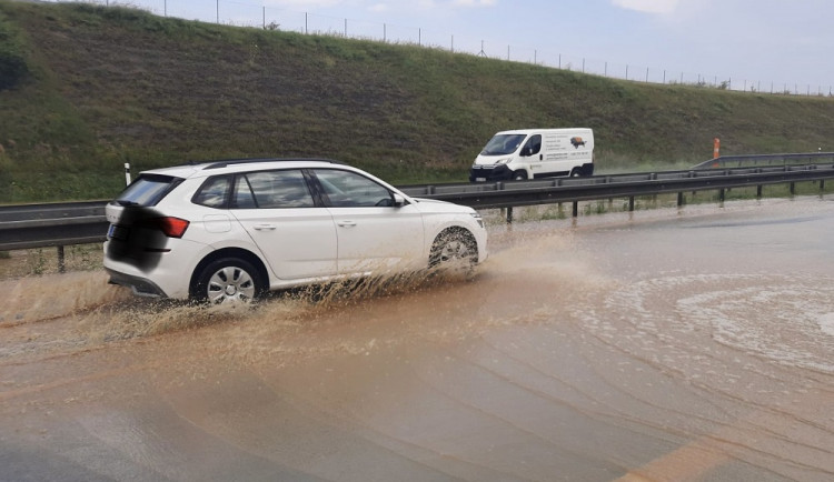 Jezero na dálnici. Na D3 se po sesuvu půdy rozlila voda do všech pruhů, řidiči musí zpomalit