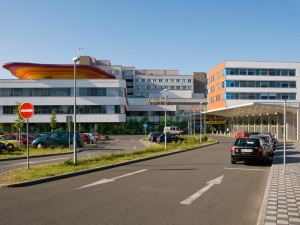 Fakultní nemocnice Hradec Králové zrušila infolinku COVID-19. Covidových pacientů je minimum