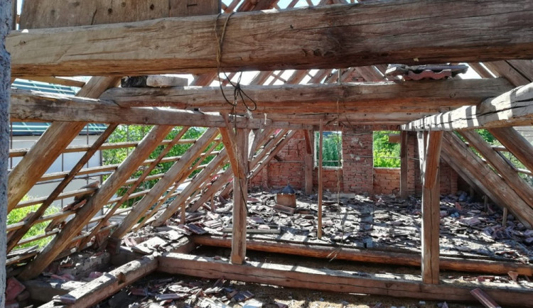 Kulový blesk je připravil o střechu nad hlavou. Dcera založila sbírku na pomoc rodičům