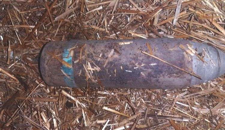 Muž našel nedaleko nádraží nevybuchlé dělostřelecké granáty