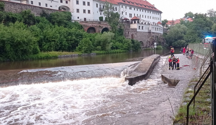 V Krumlově se na jezu převrátil raft, jeden muž se pohřešoval. Sjíždění Vltavy je rizikové