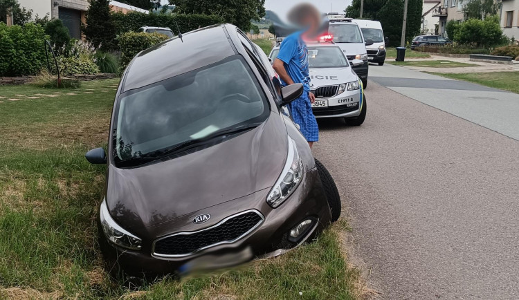Opilý řidič zapíchl auto do příkopu. Jedu na technickou, vysvětlil
