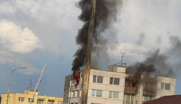 Dva lidé se zranili při požáru bytu na sídlišti ve Vimperku