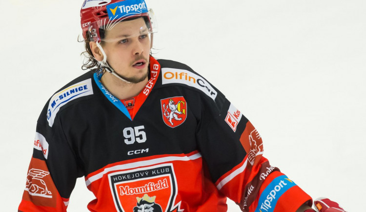 Ruský hokejový útočník Ščerbak získal povolení pokračovat v Hradci Králové