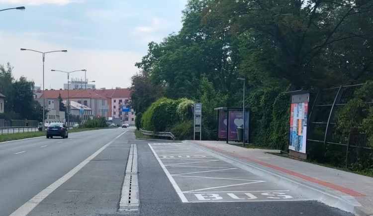 ŘSD po dvou měsících dokončilo opravu MHD zastávky v Hradci Králové. Práce měla trvat půl roku