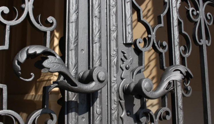 Královédvorské gymnázium má zrestaurovánu kovanou mříž i na druhém historickém vchodu