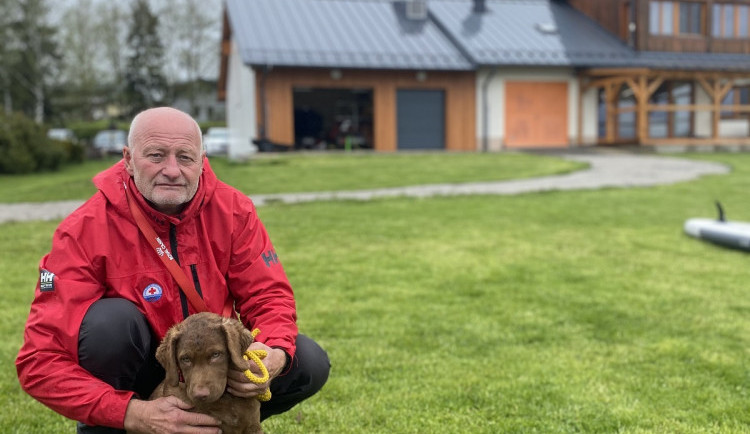 Na raftu sedí pět lidí včetně tří dětí a nikdo nemá vestu, kroutí hlavou šéf vodních záchranářů
