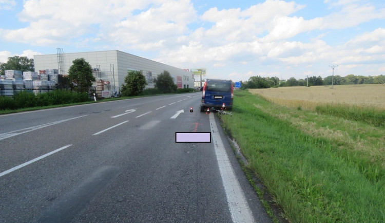 Řidič karavanu při předjíždění nejspíš nedodržel odstup a natlačil cyklistu na dodávku