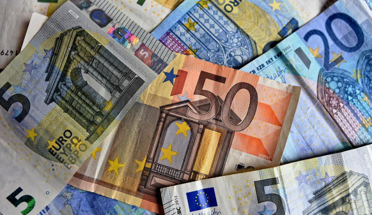 ANKETA: Mělo by Česko přijmou euro? Podle TOP 09 by to mohlo oživit ekonomiku