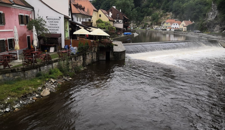 Potápěči našli v centru Krumlova tělo muže, který vypadl z raftu