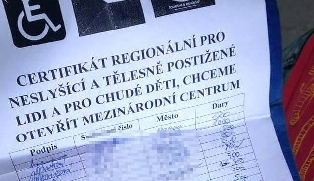 Do Hradce Králové se vracejí podvodníci s deskami a sbírkou. Předstírají, že jsou postižení