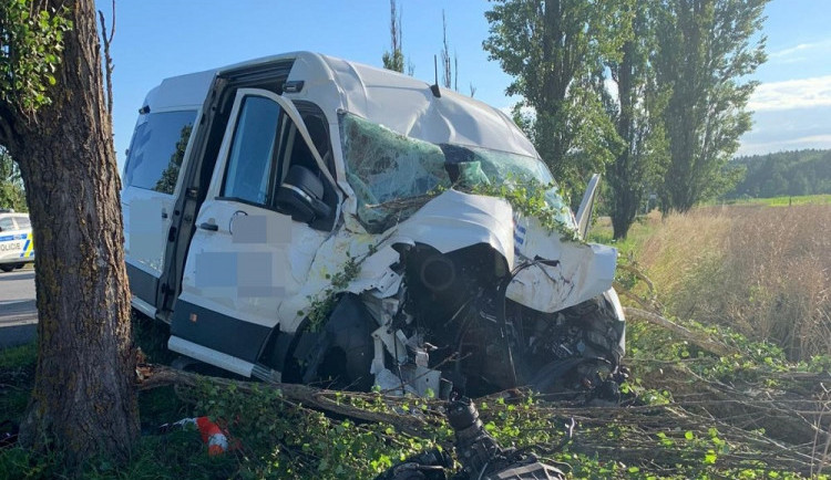 Mladý řidič nejspíš usnul a najel do stromu. Tři lidé se zranili