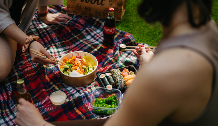 Sezóna pikniků je v plném proudu. Jak si je užít i bez práce a co stojí za to vyzkoušet?