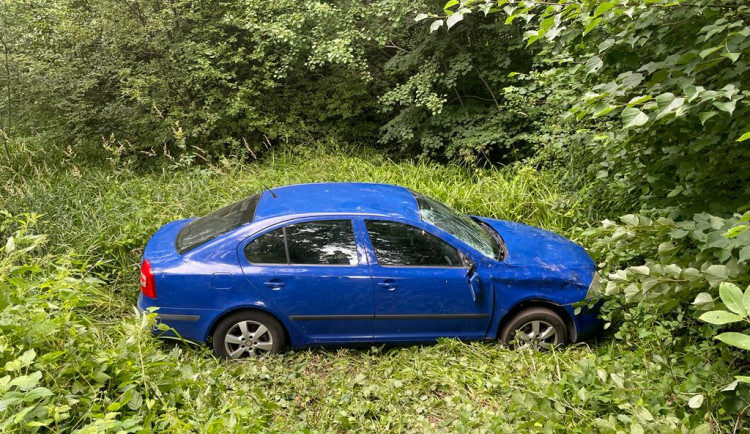 Mladík najel do vypuštěného rybníku. Poté od nehody odešel