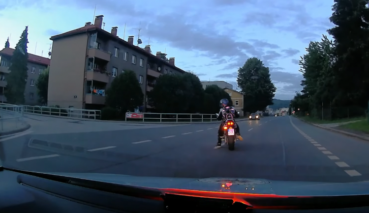 VIDEO: Zdrogovaný motorkář se pokusil ujet hlídce. U sebe měl pistoli a drogy