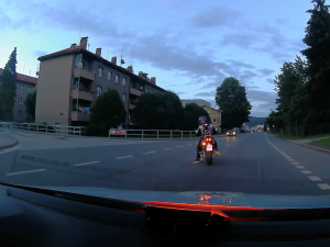 VIDEO: Zdrogovaný motorkář se pokusil ujet hlídce. U sebe měl pistoli a drogy