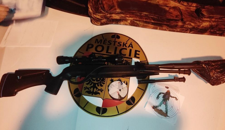 Dva muži v Hradci Králové stříleli na dopravní značky. Chtěli si vyzkoušet novou vzduchovku
