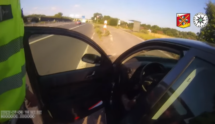 Řidička nadýchala téměř tři promile. Fouknout do přístroje se ji povedlo až na několikátý pokus