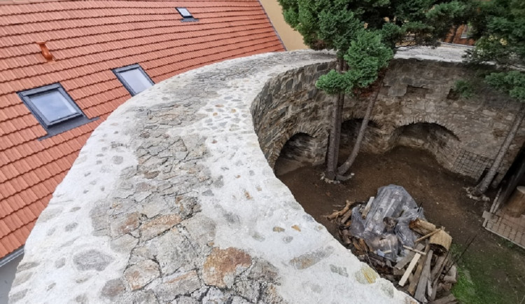 V Prachaticích opravili část historického městského opevnění