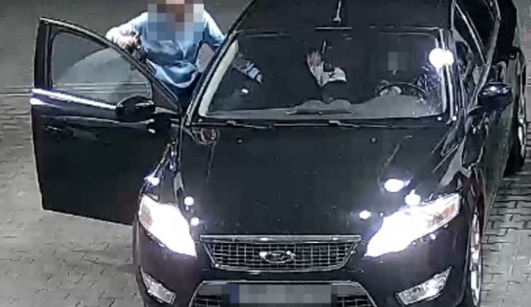 Zloděj chtěl ukrást nastartované auto i se spolujezdkyní. Ta mu vypnula motor