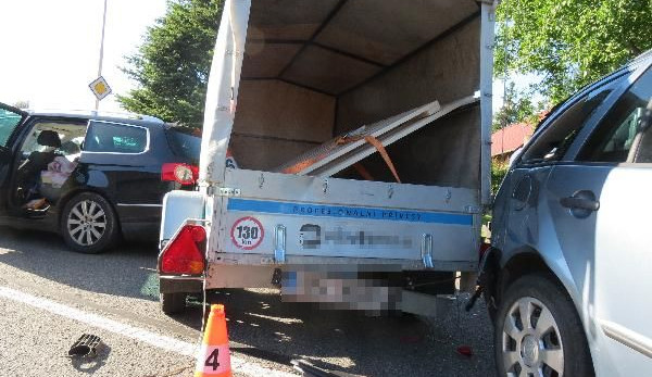 Na hlavním tahu u Hořic se srazila čtyři auta. Na vině je řidič, který nedodržel bezpečnou vzdálenost