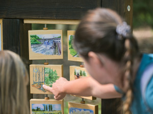 V Hradci Králové se otevřela nová naučná stezka pro děti. Začíná v kempu Stříbrný rybník